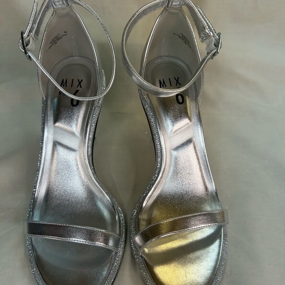 Mix No. 6 Women’s Bonti Silver Metallic Rhinestone Ankle Strap Heels Size 8W - Picture 3 of 6